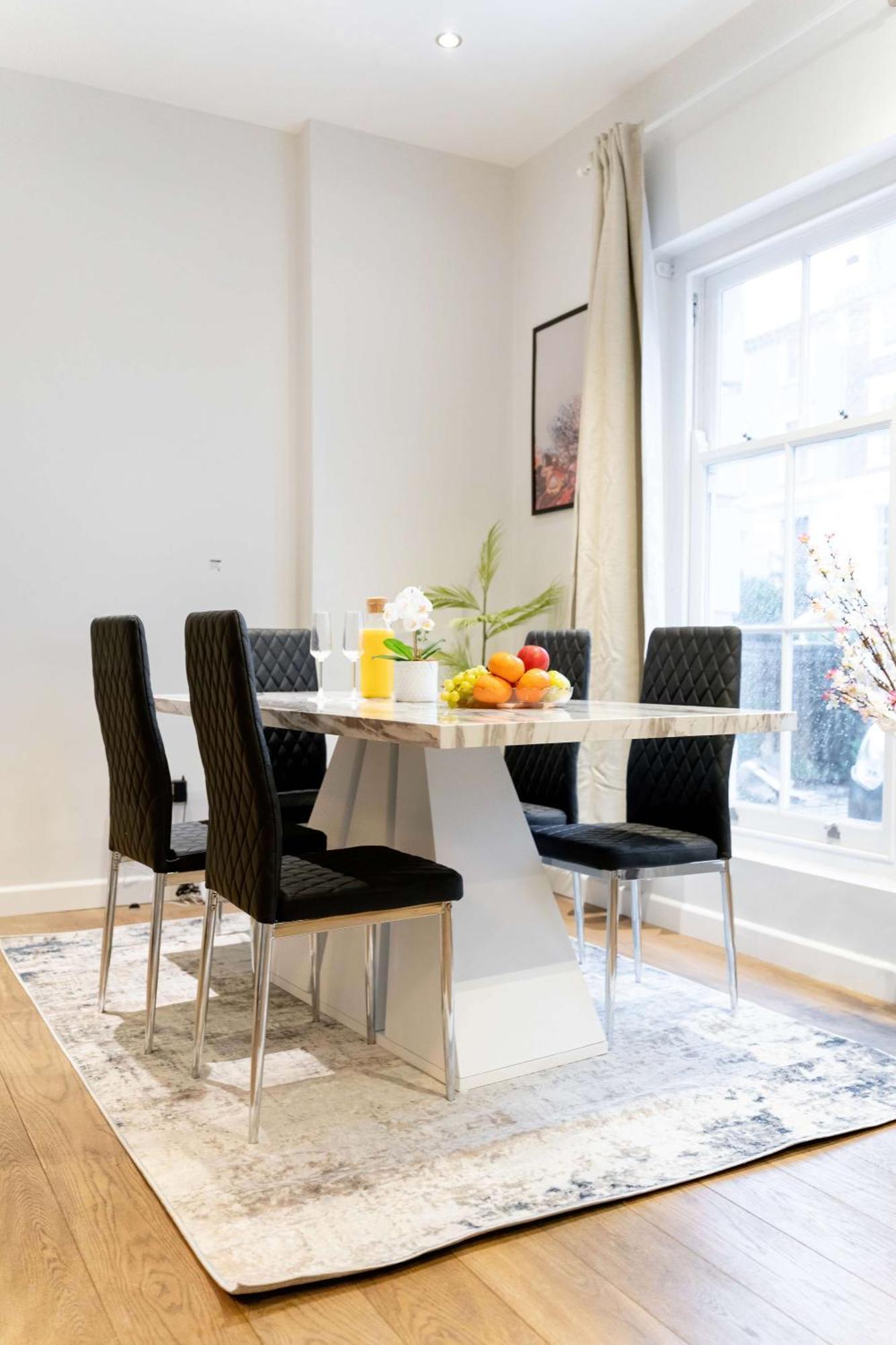 Сasa de vacaciones Camden Coach House By Livestay Short Lets & Serviced With Terrace Retreat & Parking *