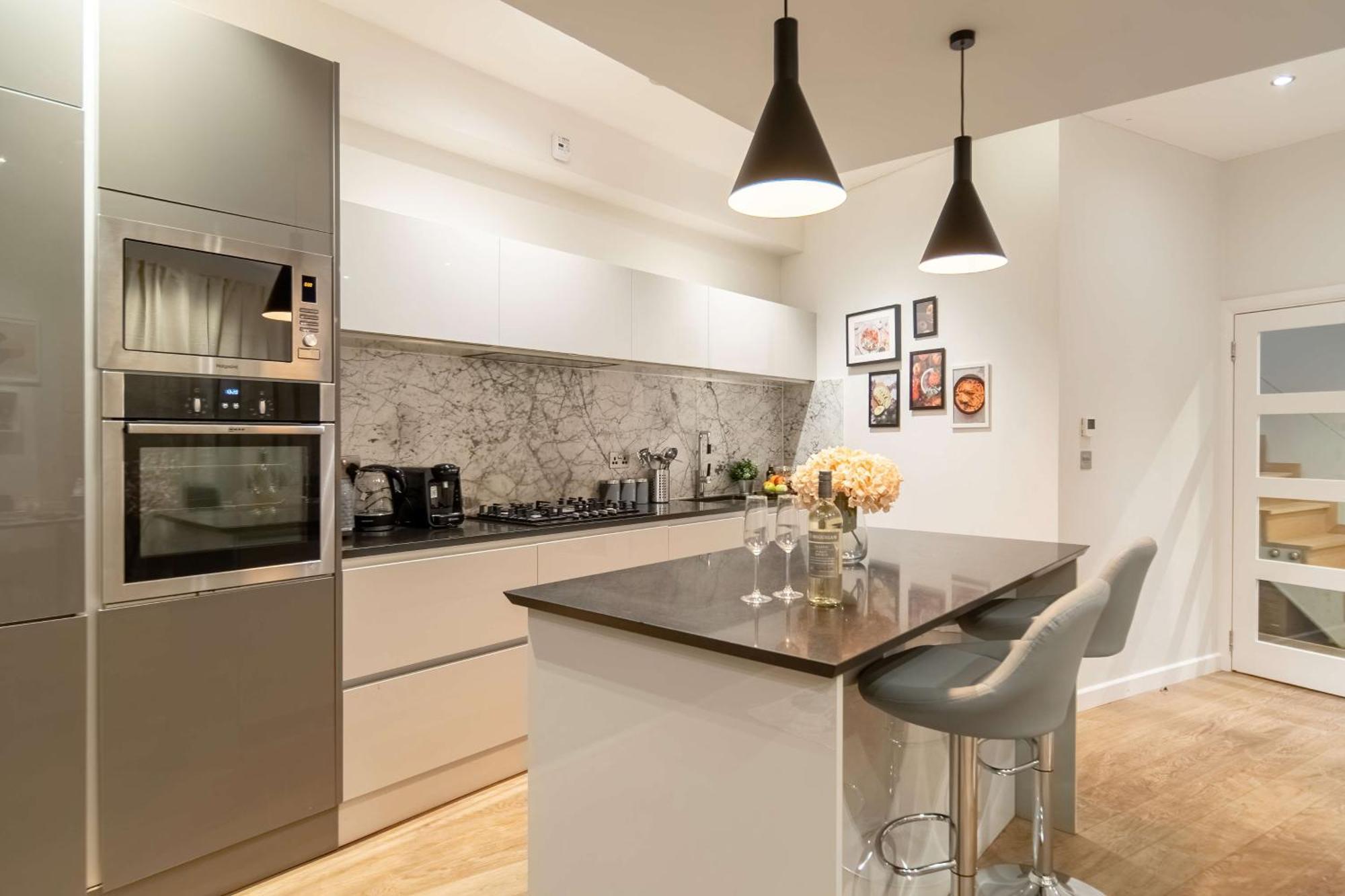 Сasa de vacaciones Camden Coach House By Livestay Short Lets & Serviced With Terrace Retreat & Parking