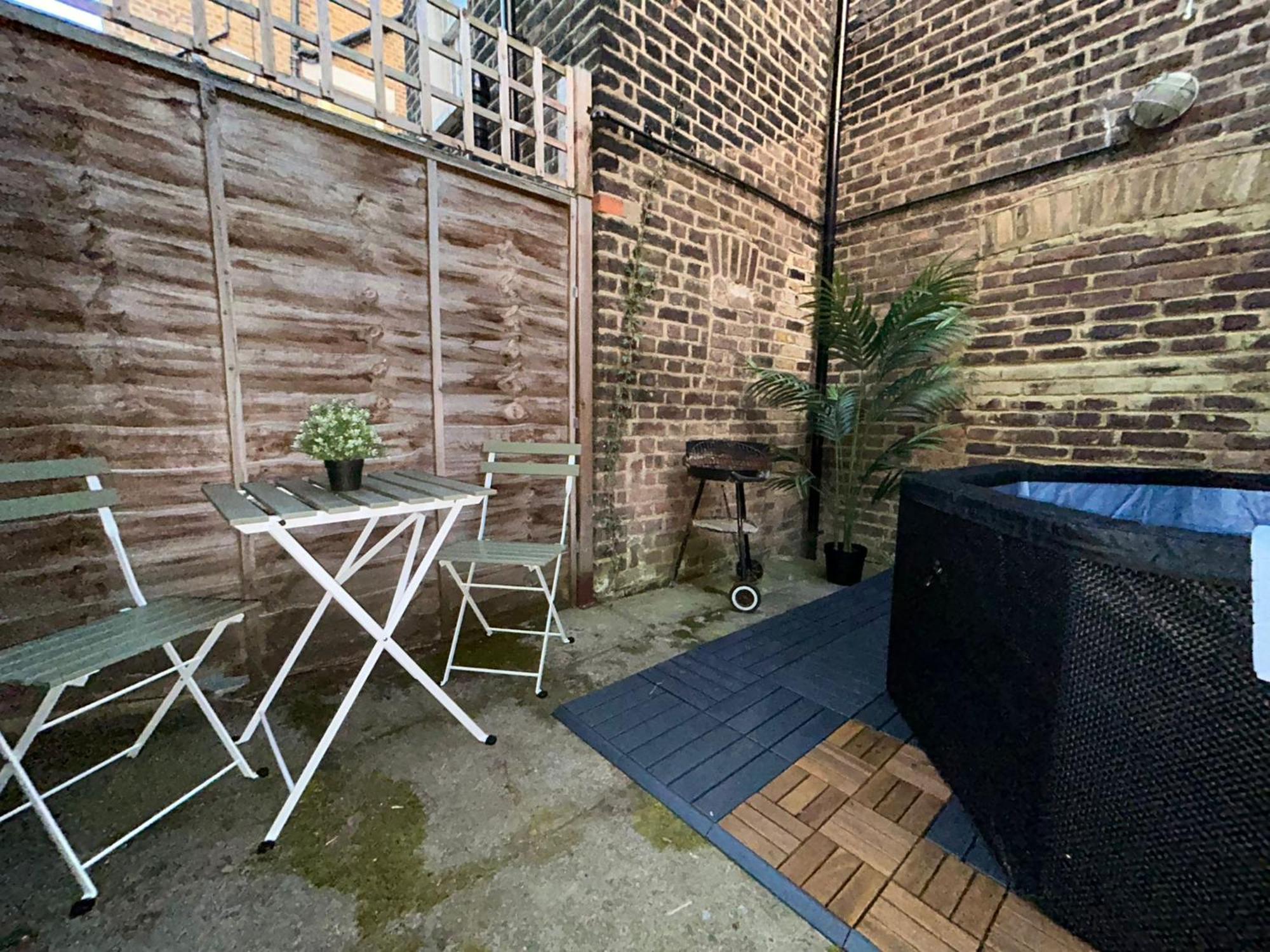 Сasa de vacaciones Camden Coach House By Livestay Short Lets & Serviced With Terrace Retreat & Parking *